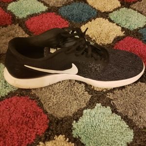 Women's Nike tennis shoes